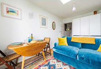 Decorated with bright colours, this cosy space is perfect for a couple.