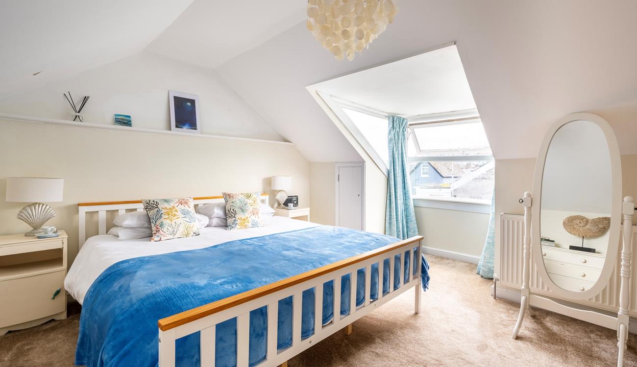 Climb into the soft sheets of the spacious king size bed and drift off into a dreamy night's slumber.