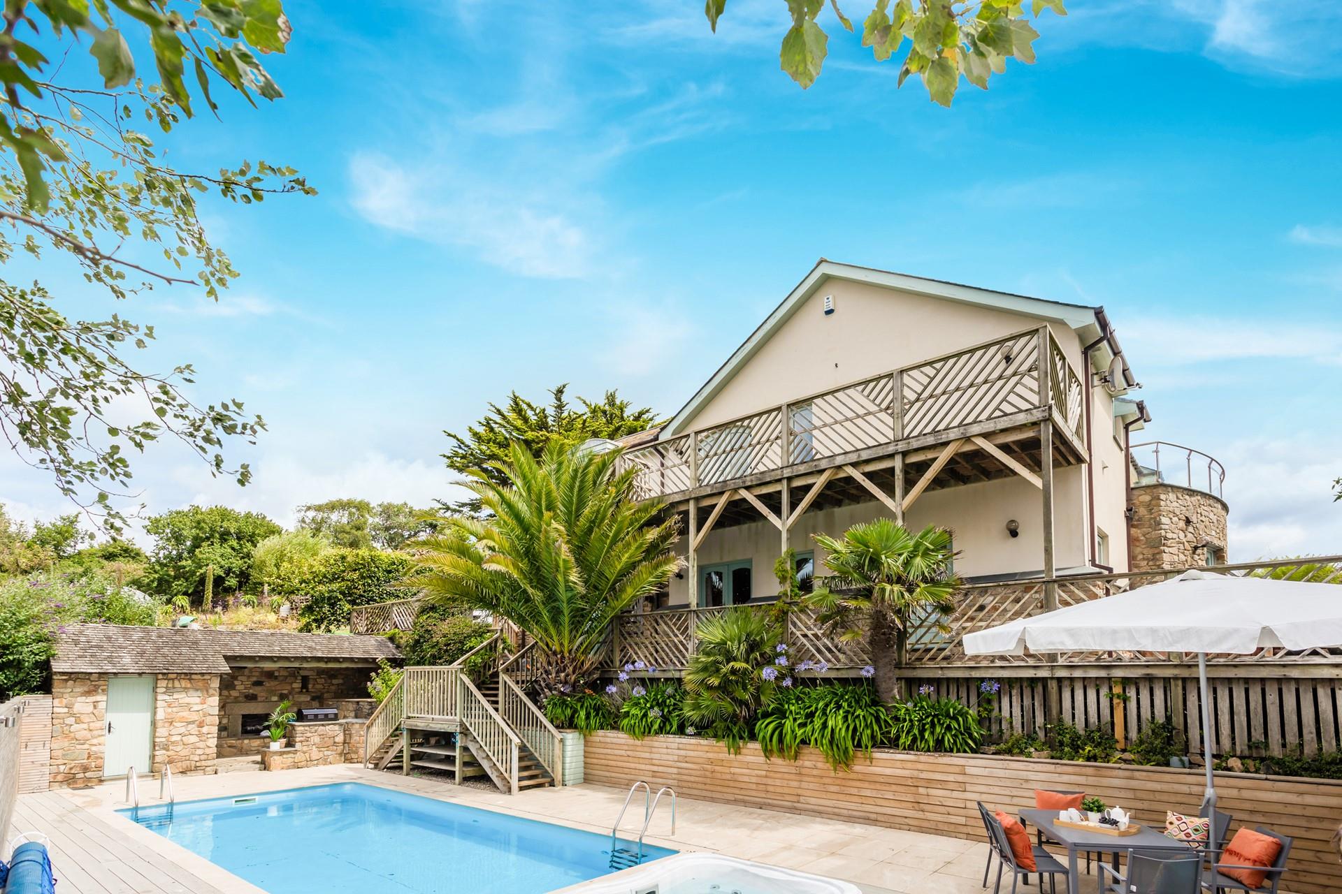 Spend your days dipping in and out of the heated pool sipping on a cold G&T in between, pure bliss.