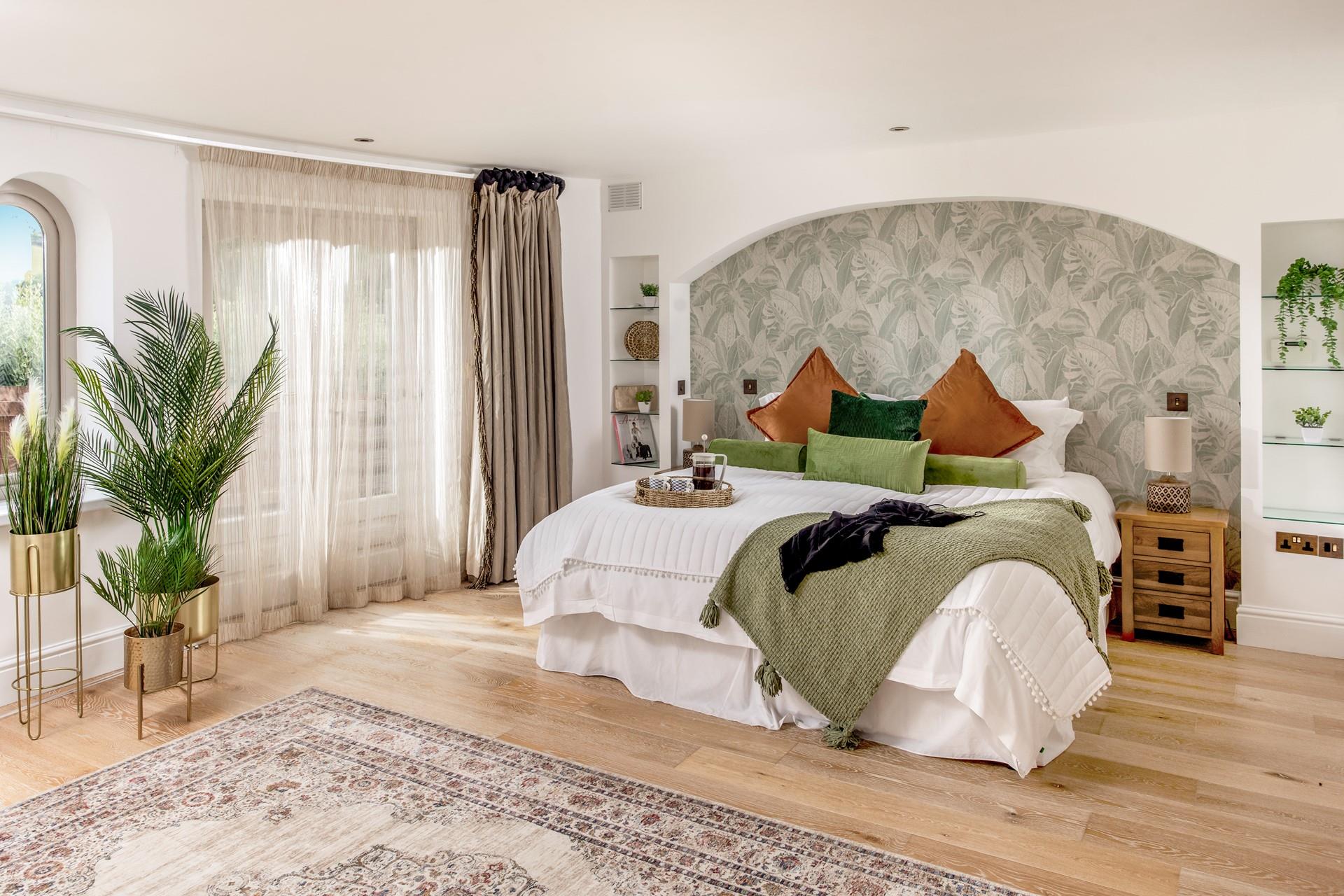 Slip into the luxurious super king size bed and drift into a dreamy night's slumber.