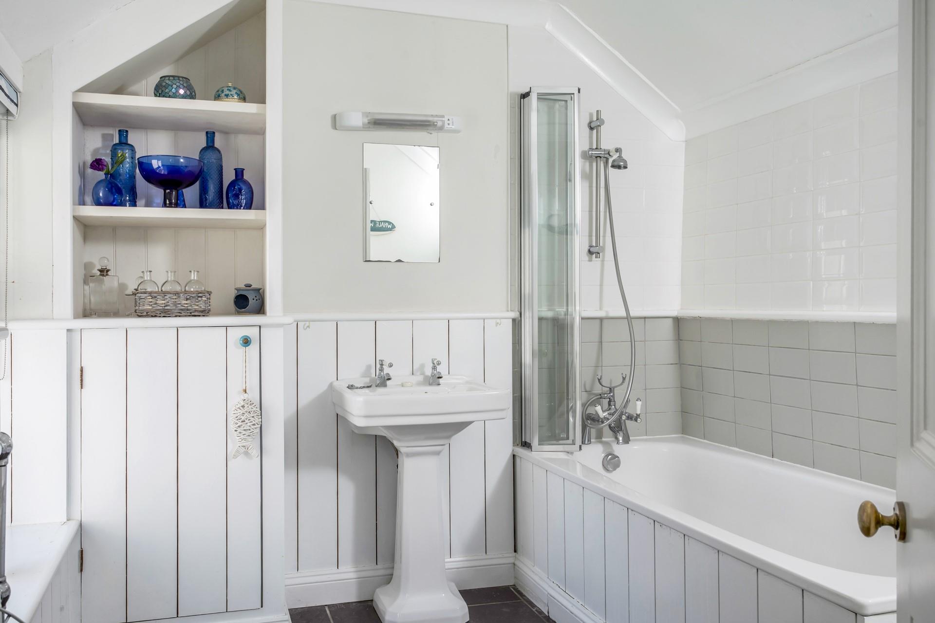 Choose between a relaxing bath or an invigorating shower.