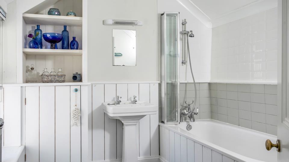 Choose between a relaxing bath or an invigorating shower.