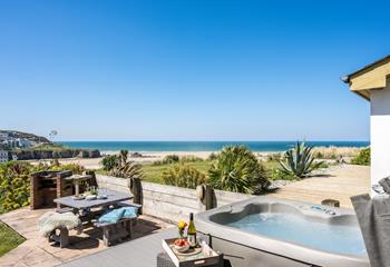 Perched on the cliffs overlooking the stunning golden sands of Perranporth beach, Sea Spray offers far-reaching sea views.