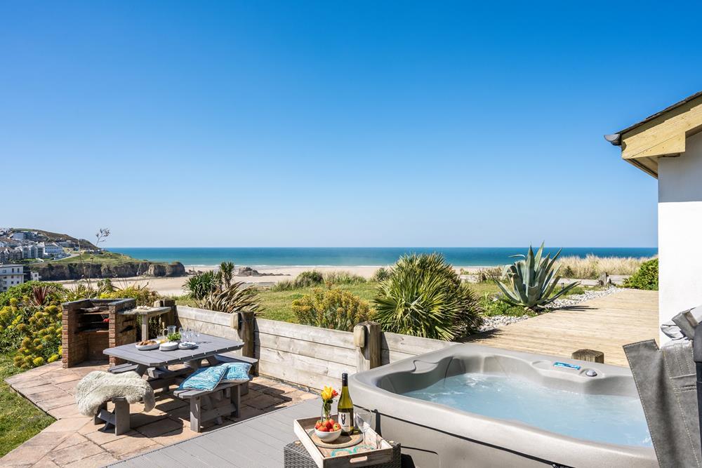 Perched on the cliffs overlooking the stunning golden sands of Perranporth beach, Sea Spray offers far-reaching sea views.