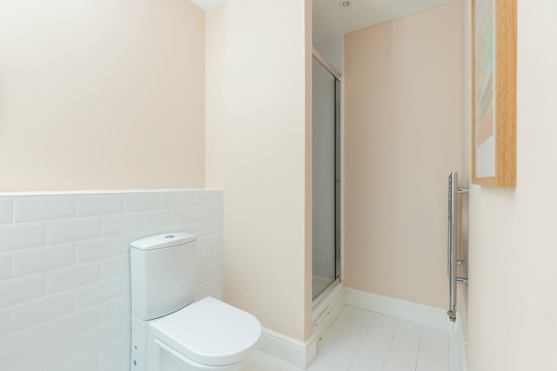 Get ready in the en suite and head out to explore!