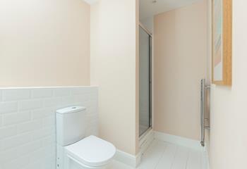 Get ready in the en suite and head out to explore!