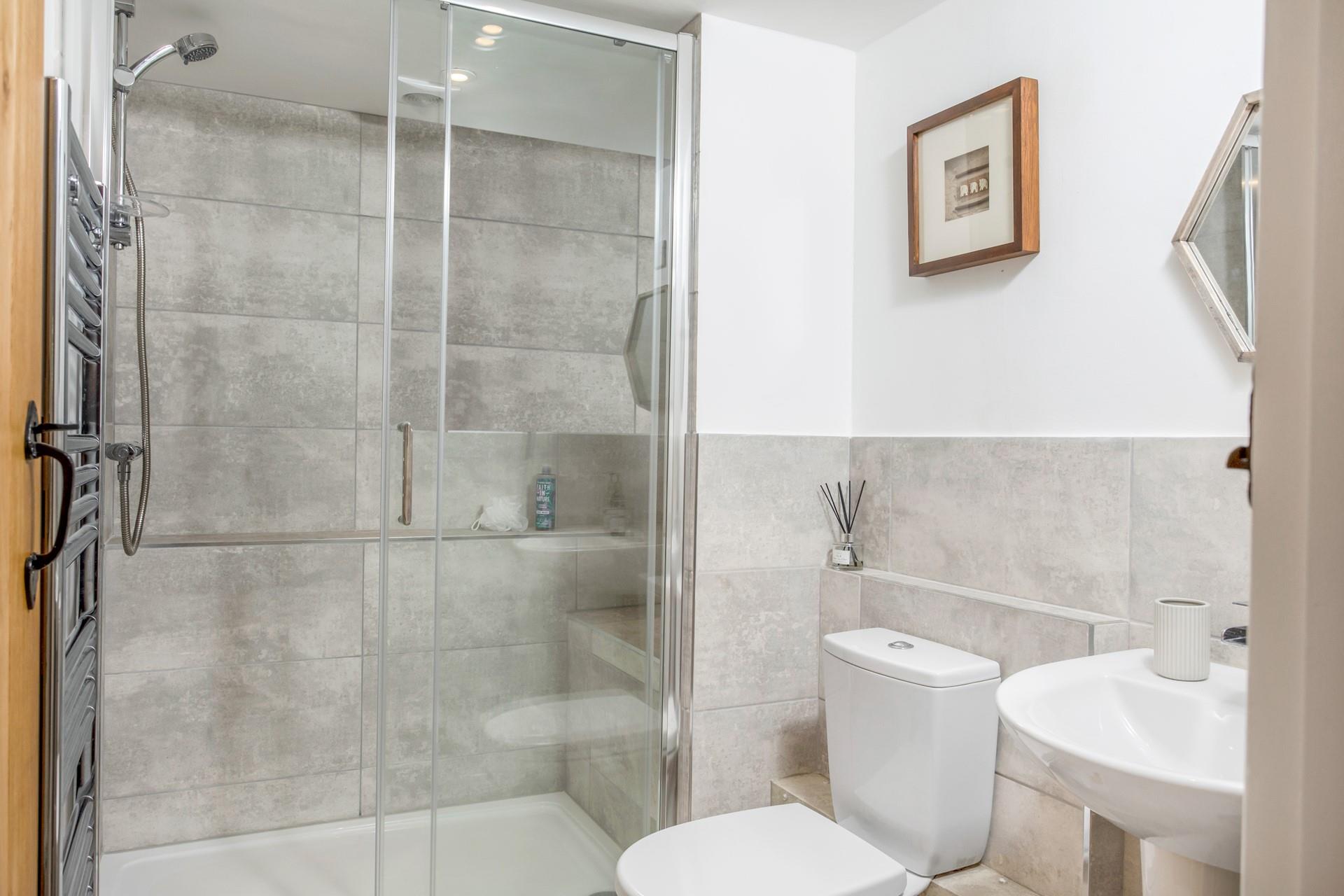 The additional shower room means there is plenty of space for everyone to get ready.
