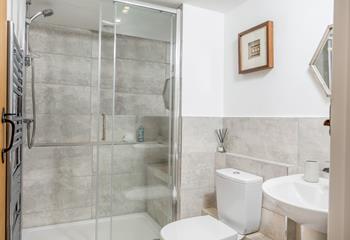 The additional shower room means there is plenty of space for everyone to get ready.