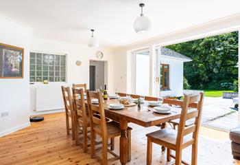 Open the patio doors and let the summer breeze in whilst you tuck into dinner.