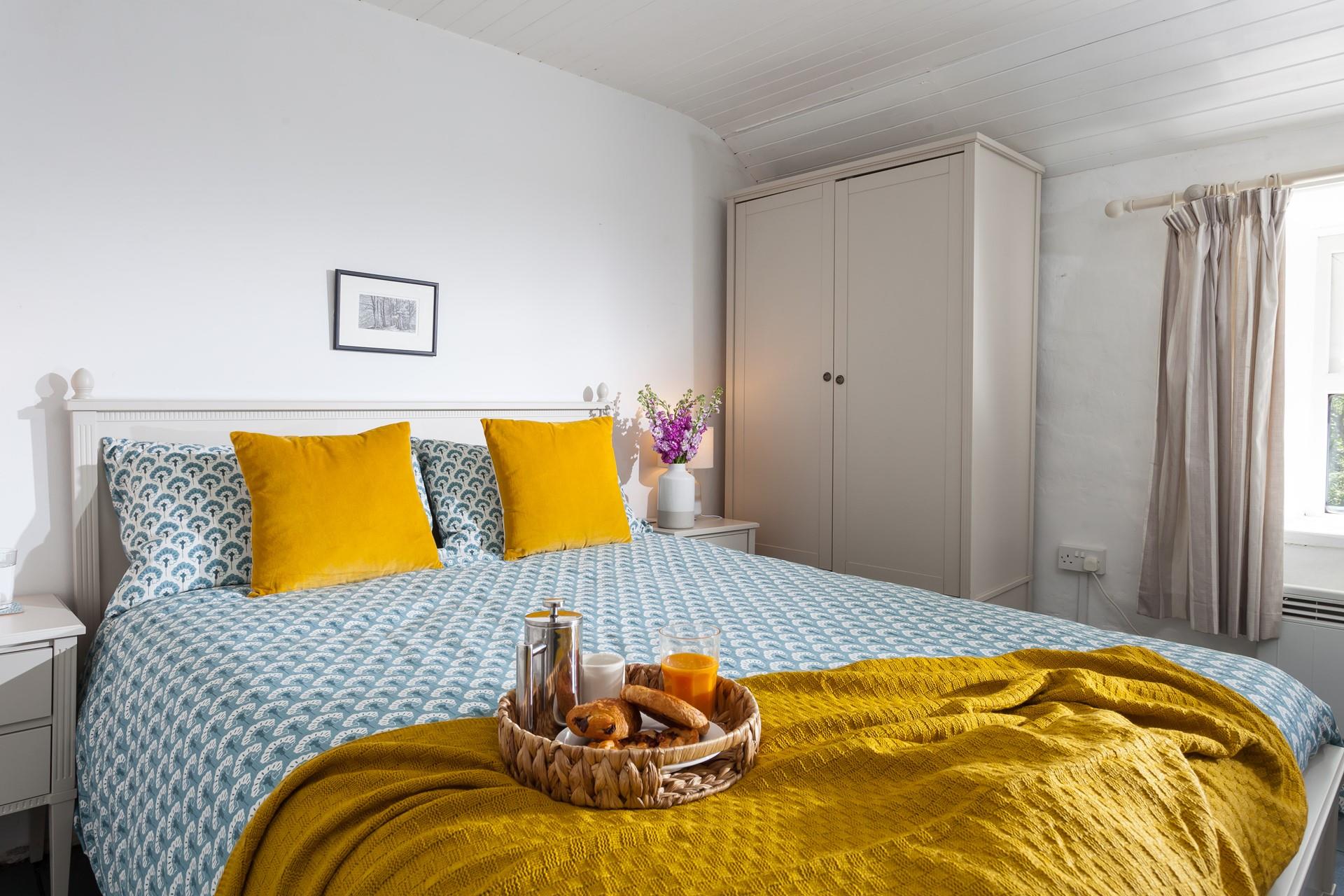 Wake up on the soft sheets in the king size bed and treat yourself to breakfast in bed.