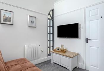 The dressing room has a Smart TV and is an additional space to relax.