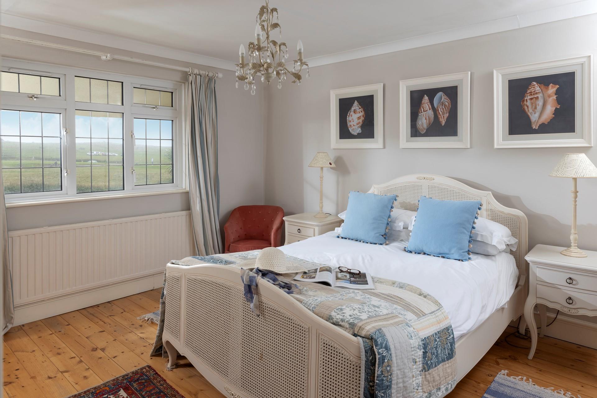 We love the seashell artwork, which reflects the wonderful seaside location.