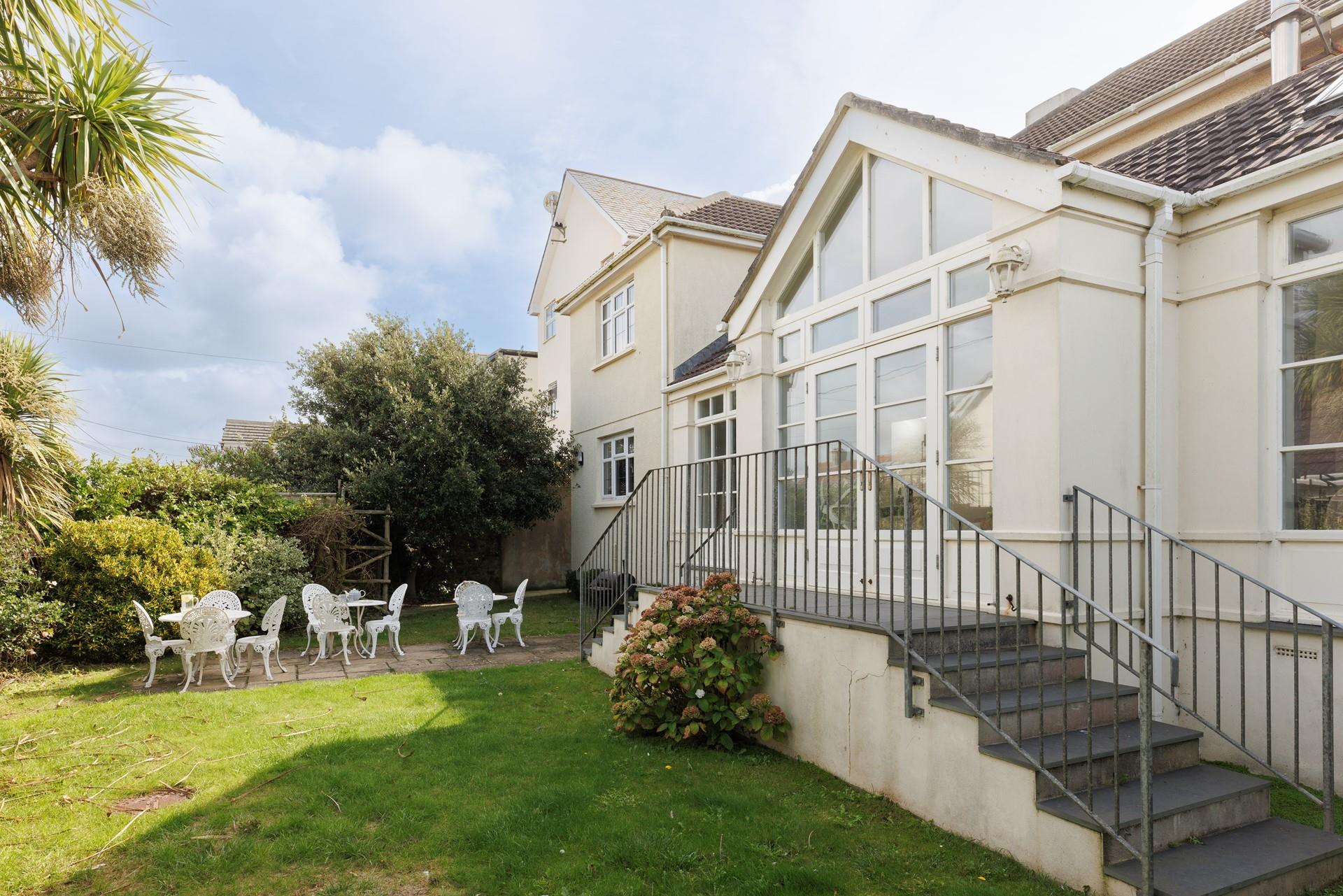 There is a spacious front and garden for relaxing with children and pets.