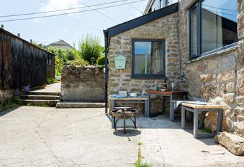 Take a stroll around the idyllic village of Mousehole with this great base to come back to.