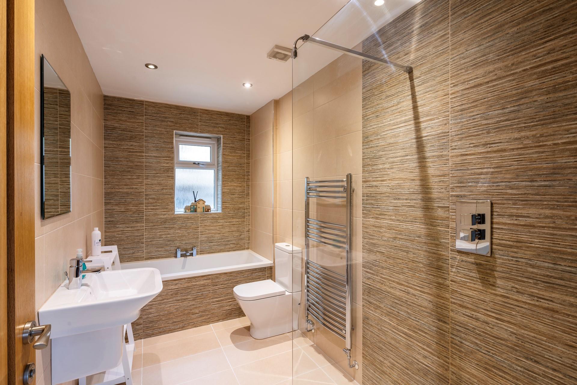 Run a relaxing bubble bath or wash off in the invigorating shower.