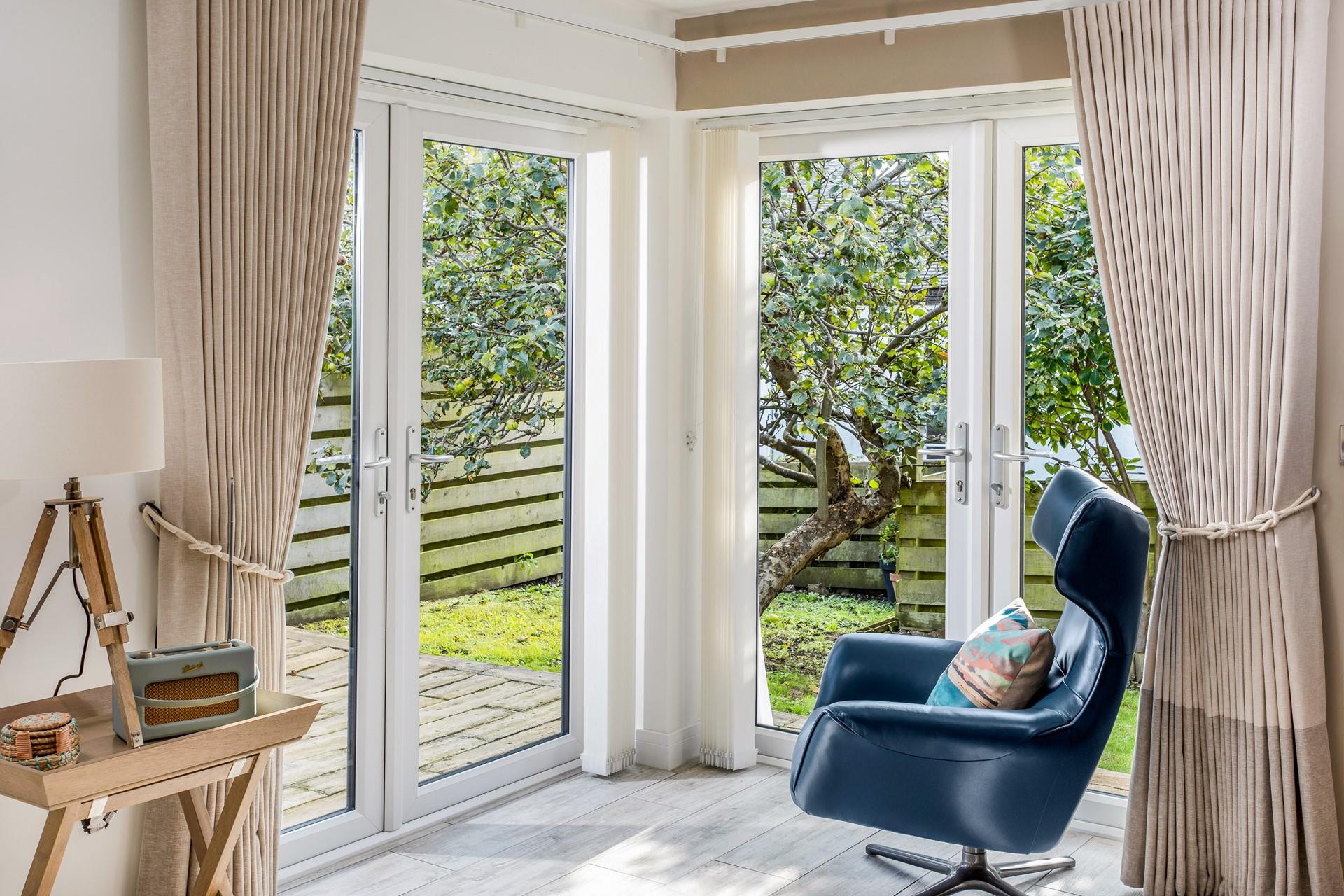 Open the doors to the terrace and let the summer breeze run through the living space.