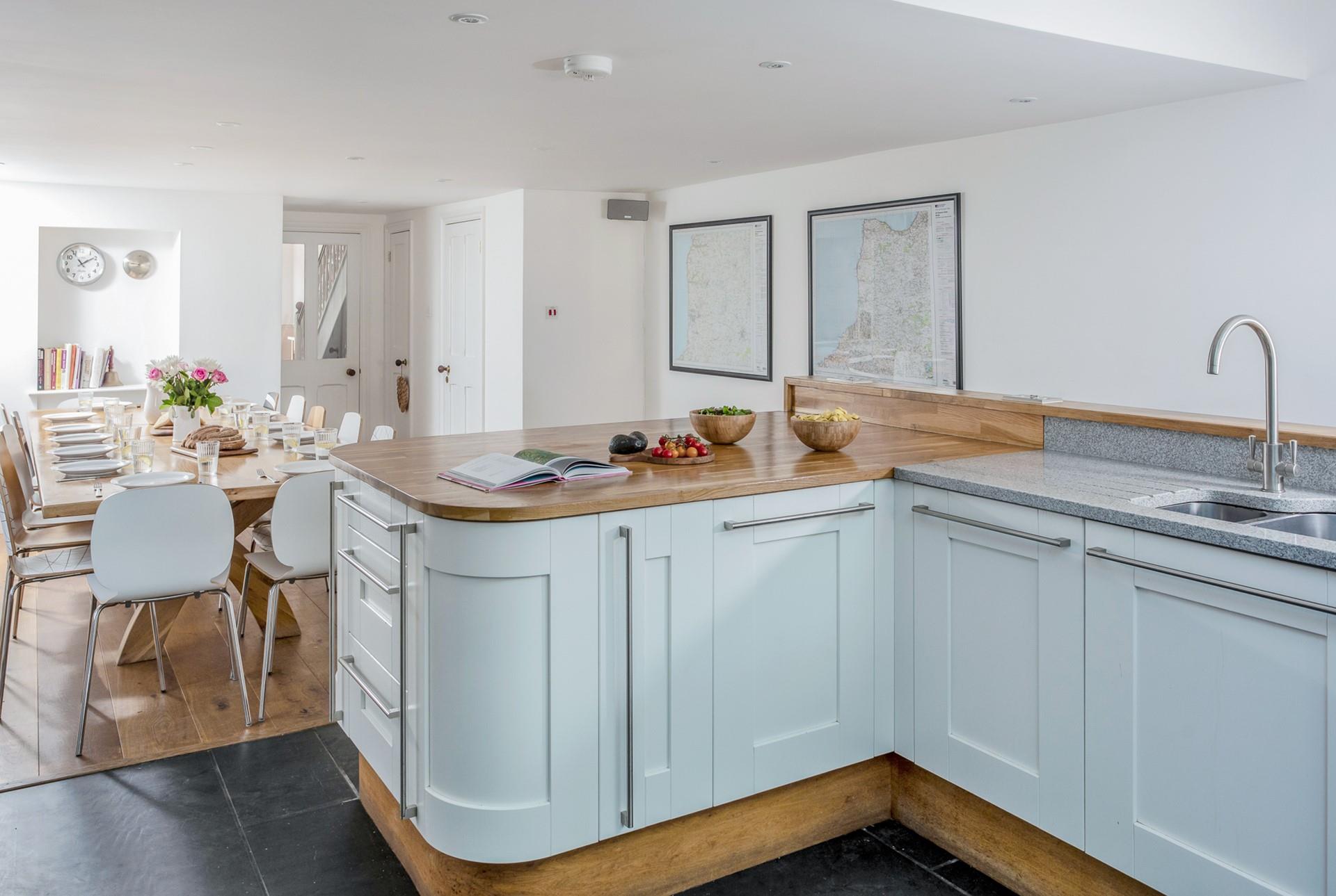 Pack a picnic and spend a day at Summerleaze beach!