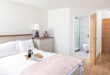 Wake up in the soft sheets of the king-size bed and head to en suite to get ready for the day.