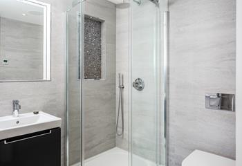 Wash off sandy toes in the modern and stylish en suite.