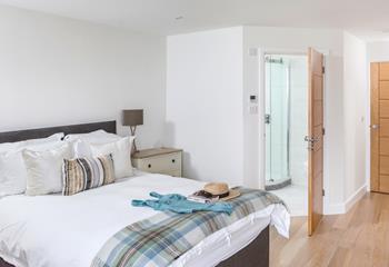 Wake up and climb out of bed into the handy en suite.