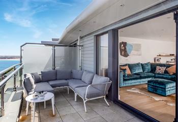 Step onto the sea-facing balcony with views from Hayle's golden sands across to St Ives iconic wharfside.
