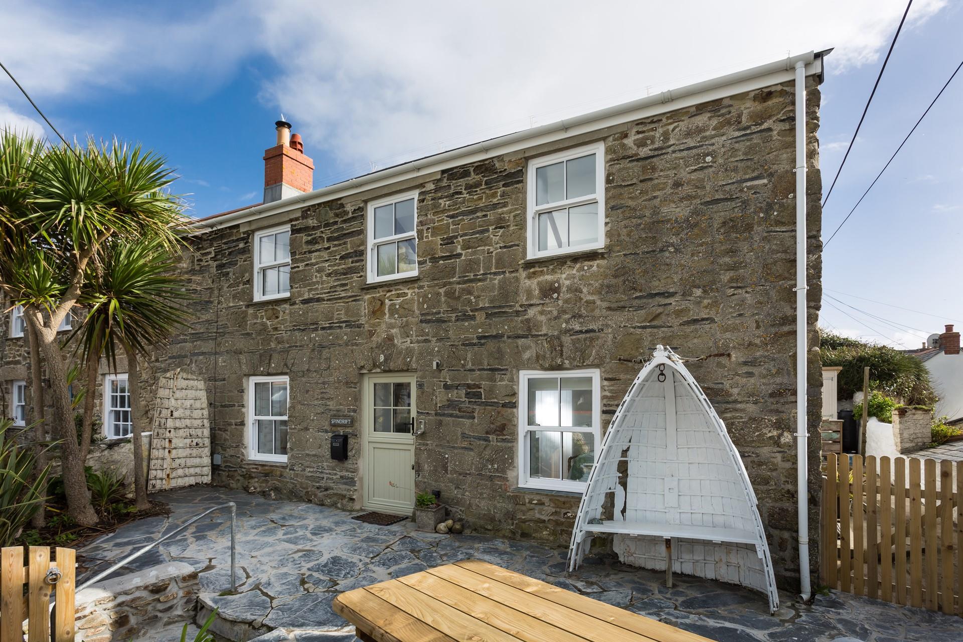 Arrive at Spindrift and let your troubles drift away.