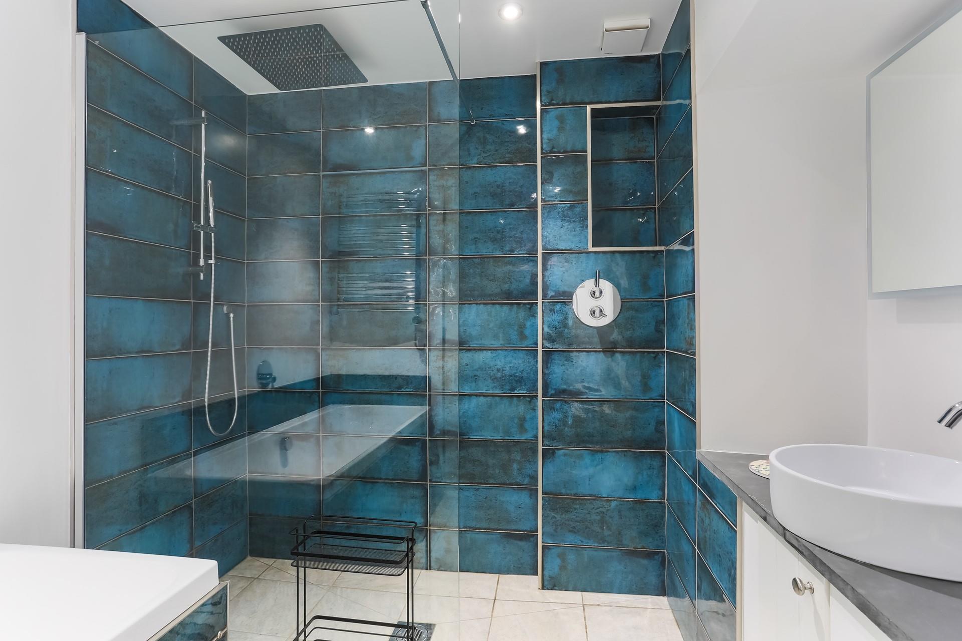 Wash off sandy toes under the luxurious rainhead shower.