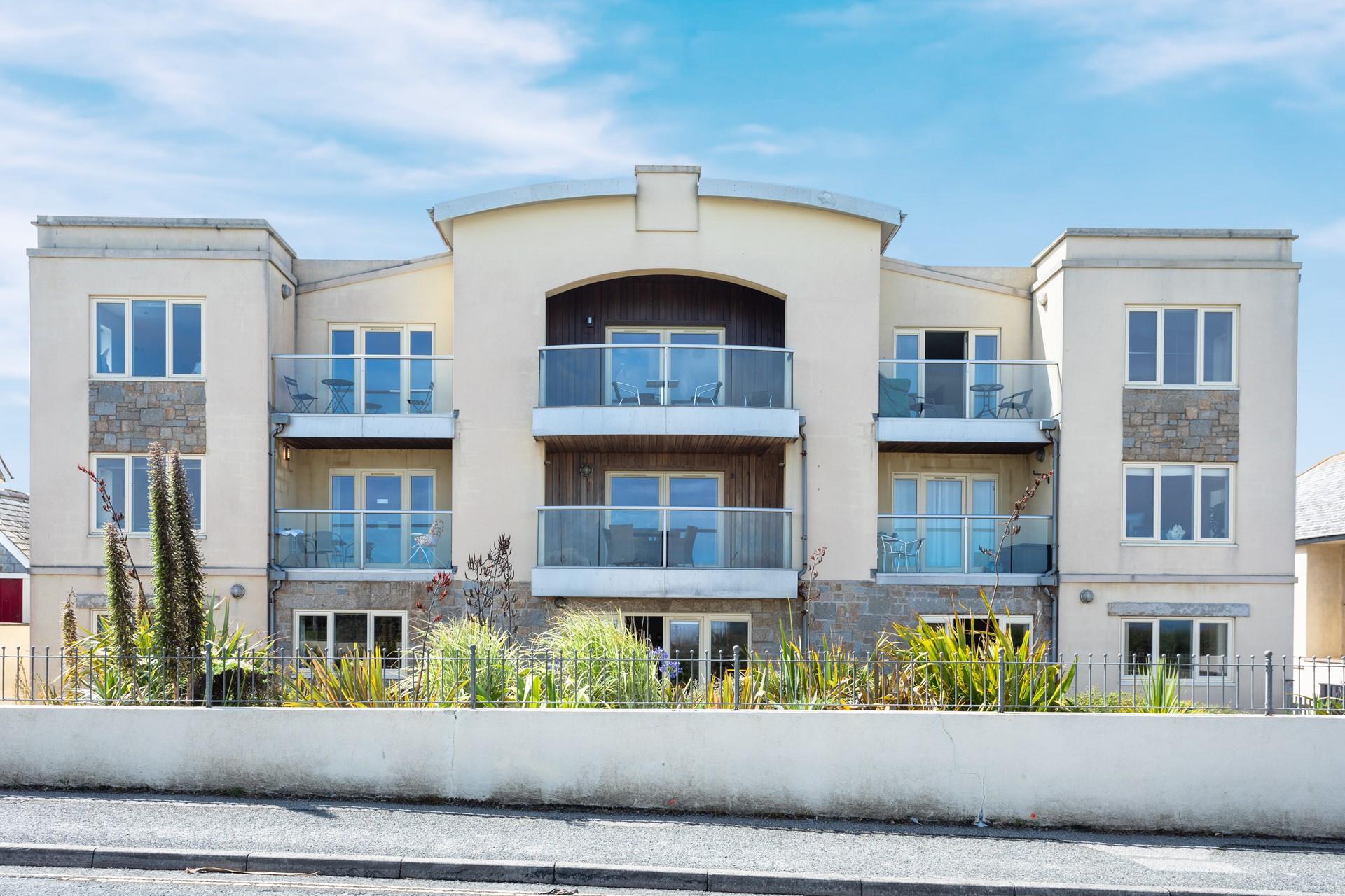 Dog friendly and perfectly placed on the popular Pentire peninsular, coastal dog walks await.