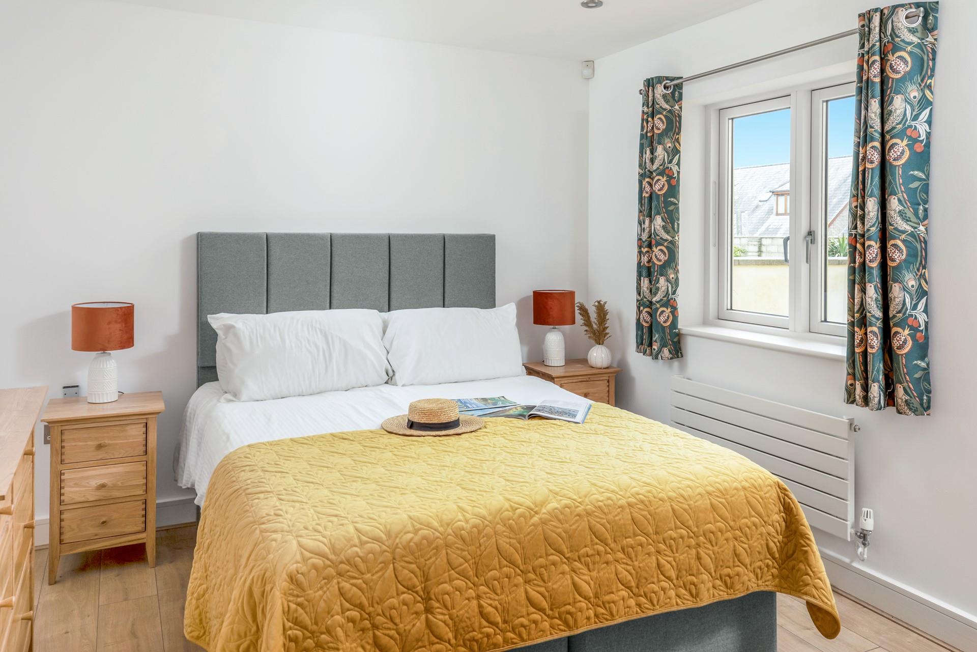 Spend relaxing mornings in bed, in the cheerful master bedroom.