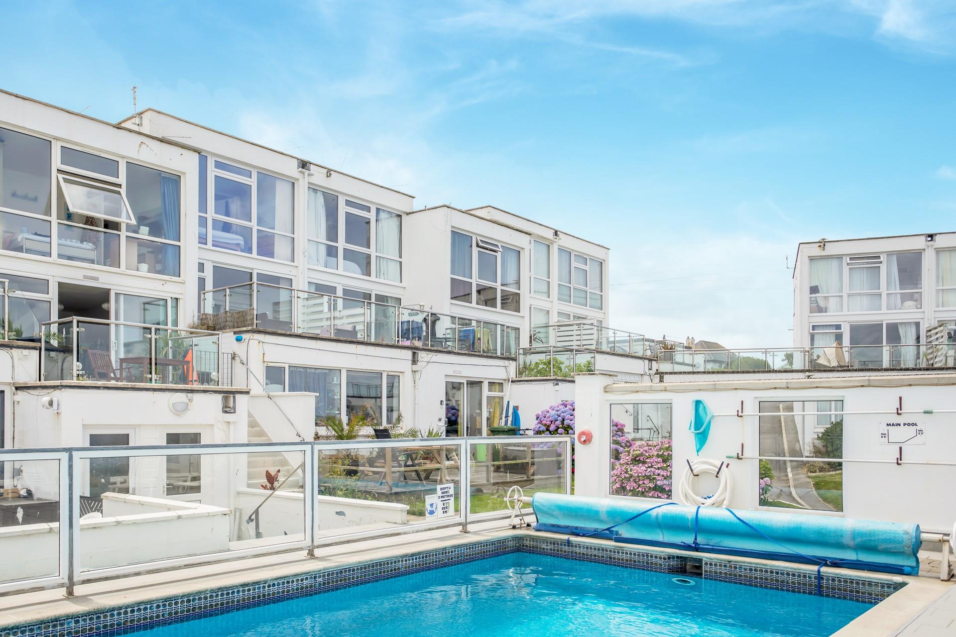 Fistral Court is close to both Fistral and Crantock beaches, whilst Newquay's town beaches are a fifteen-minute walk away.