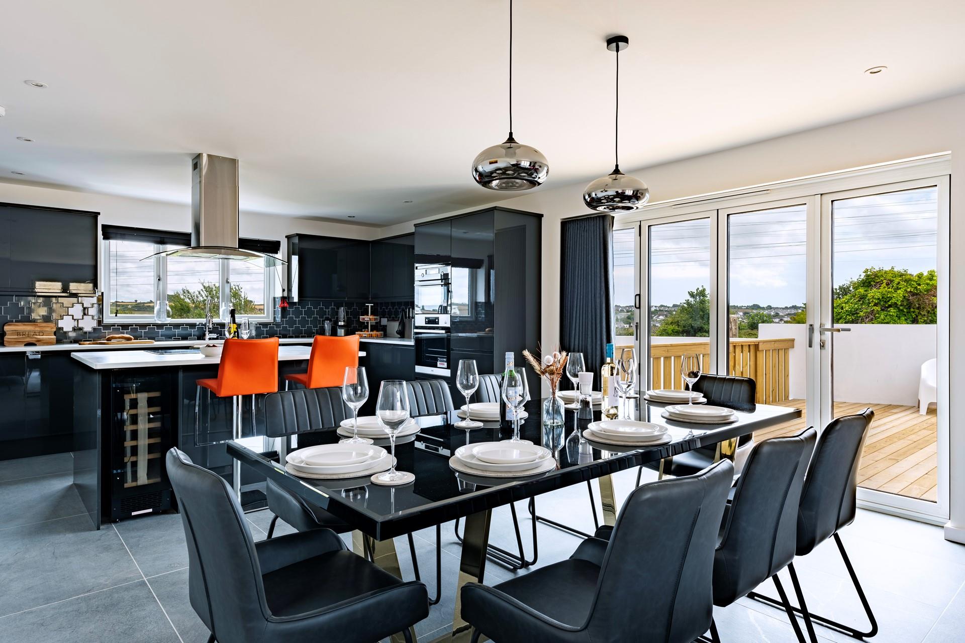 The large dining table means you can spend quality time with your family at meal times.