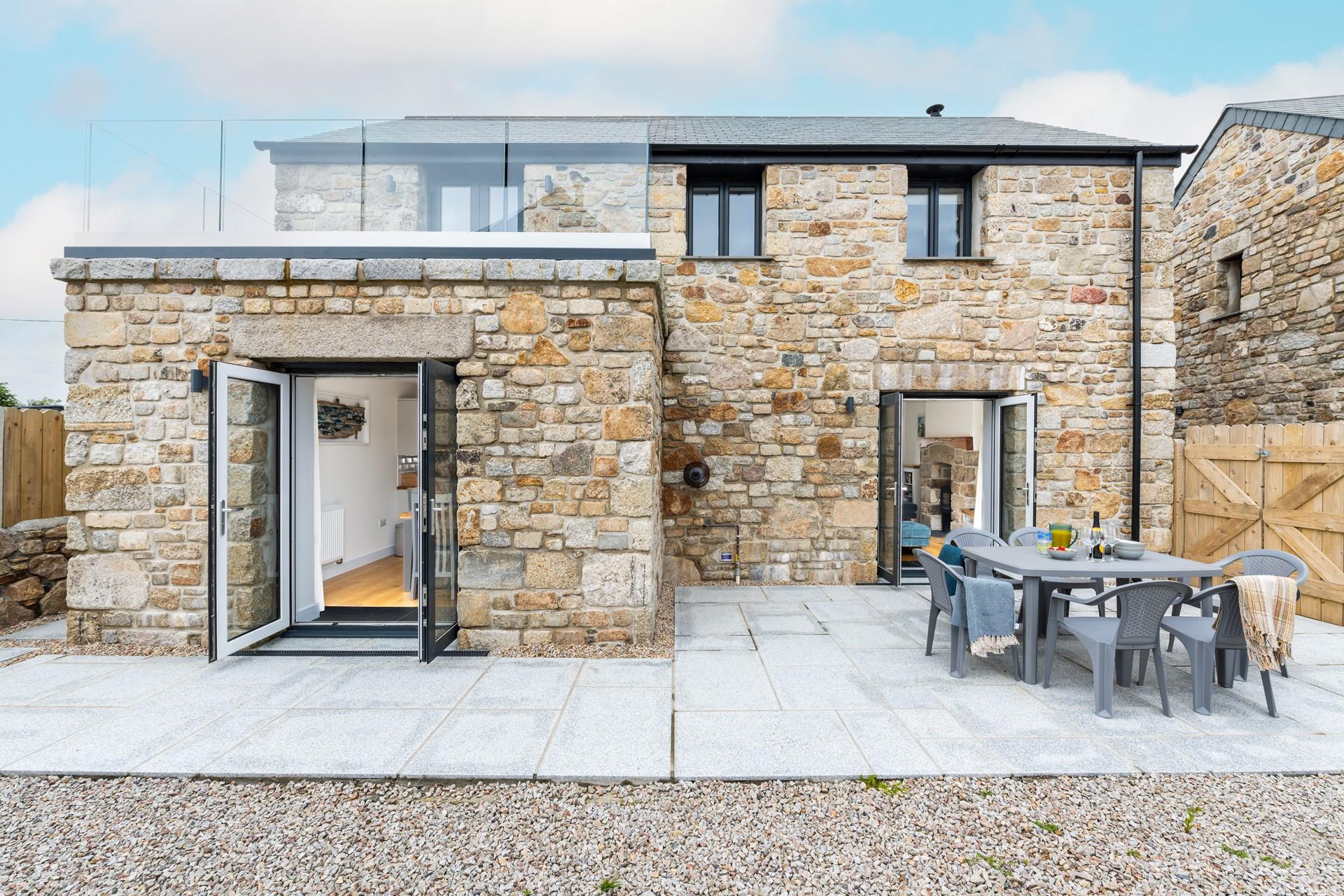 Open the patio doors out into the garden area and enjoy al fresco dining.