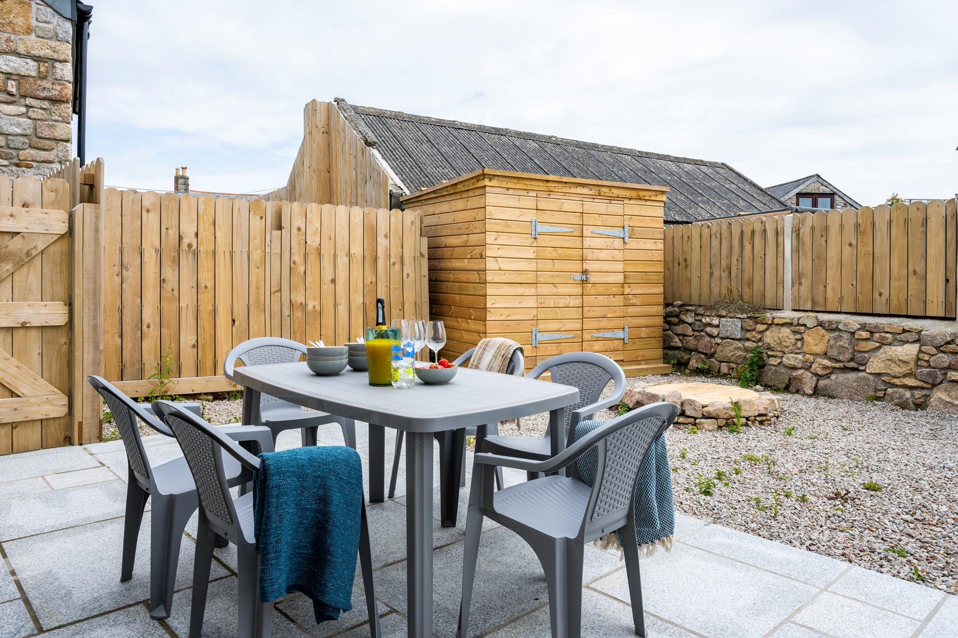 Take meals outside to the garden and enjoy al fresco dining in the warm summer evenings.