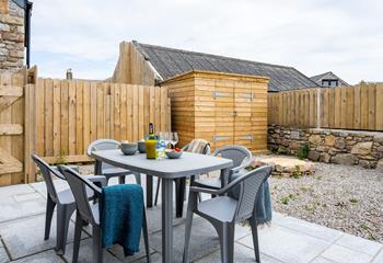Take meals outside to the garden and enjoy al fresco dining in the warm summer evenings.