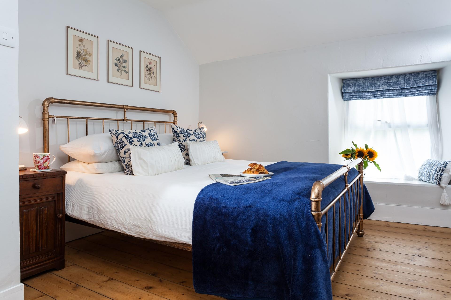 Enjoy breakfast in bed in the opulent king size bed.