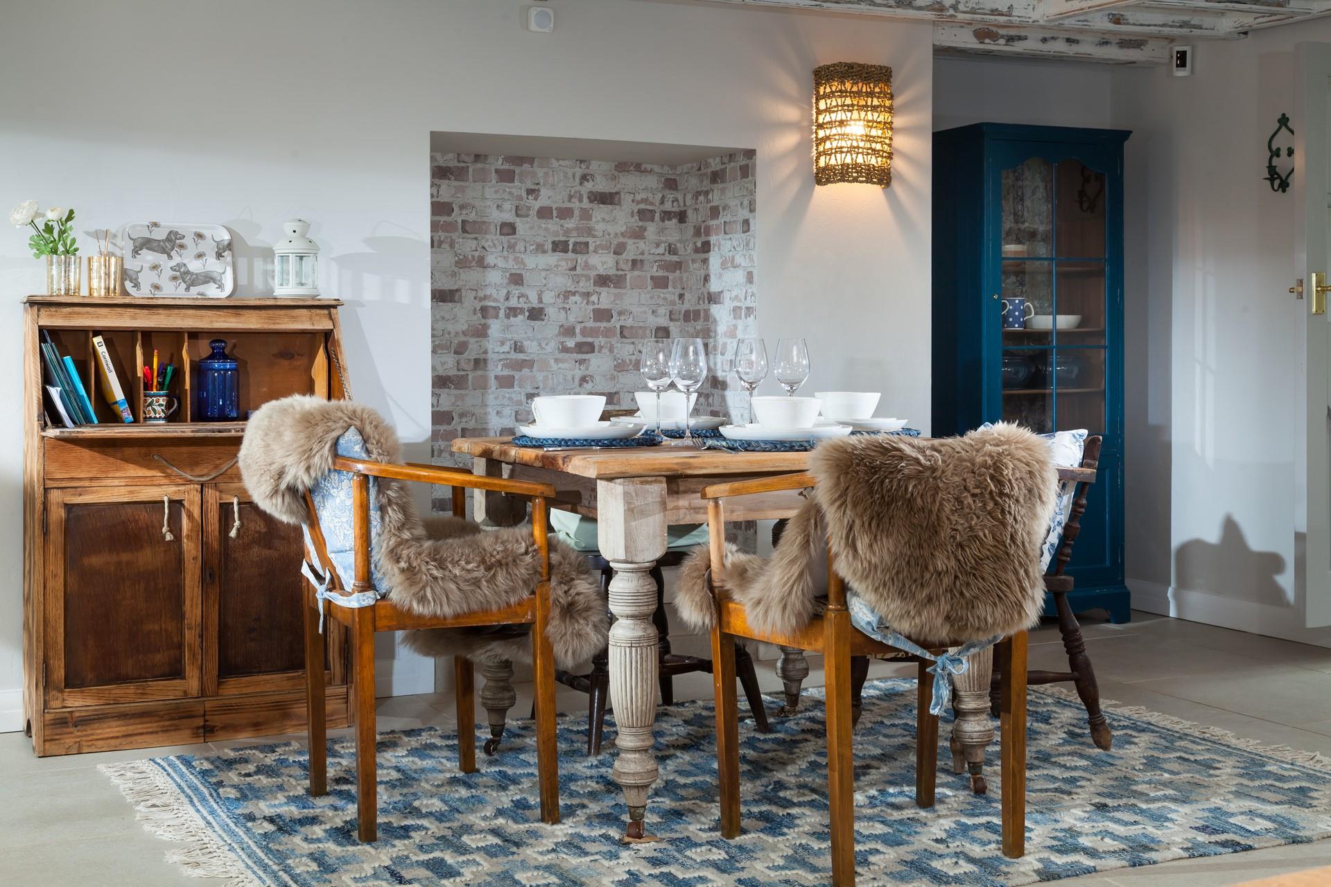 Blended rustic furnishings create a relaxing space for eating together.