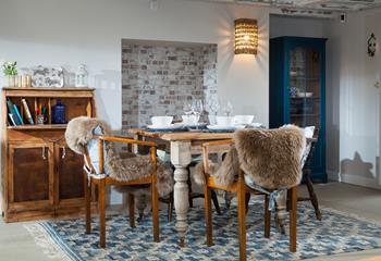 Blended rustic furnishings create a relaxing space for eating together.