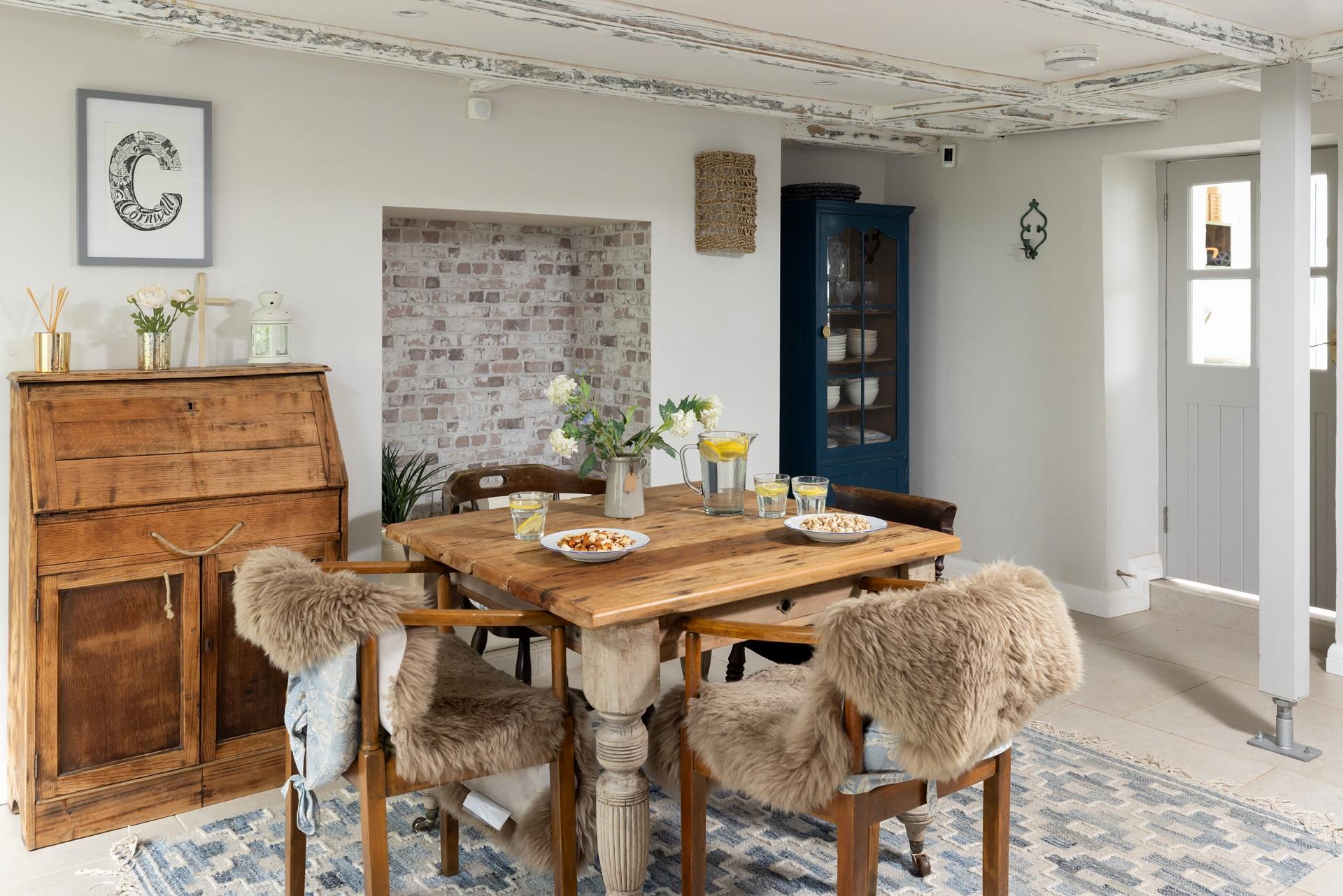 Blended rustic furnishings create a relaxing space for eating together.