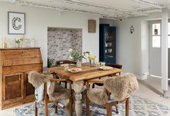 Blended rustic furnishings create a relaxing space for eating together.