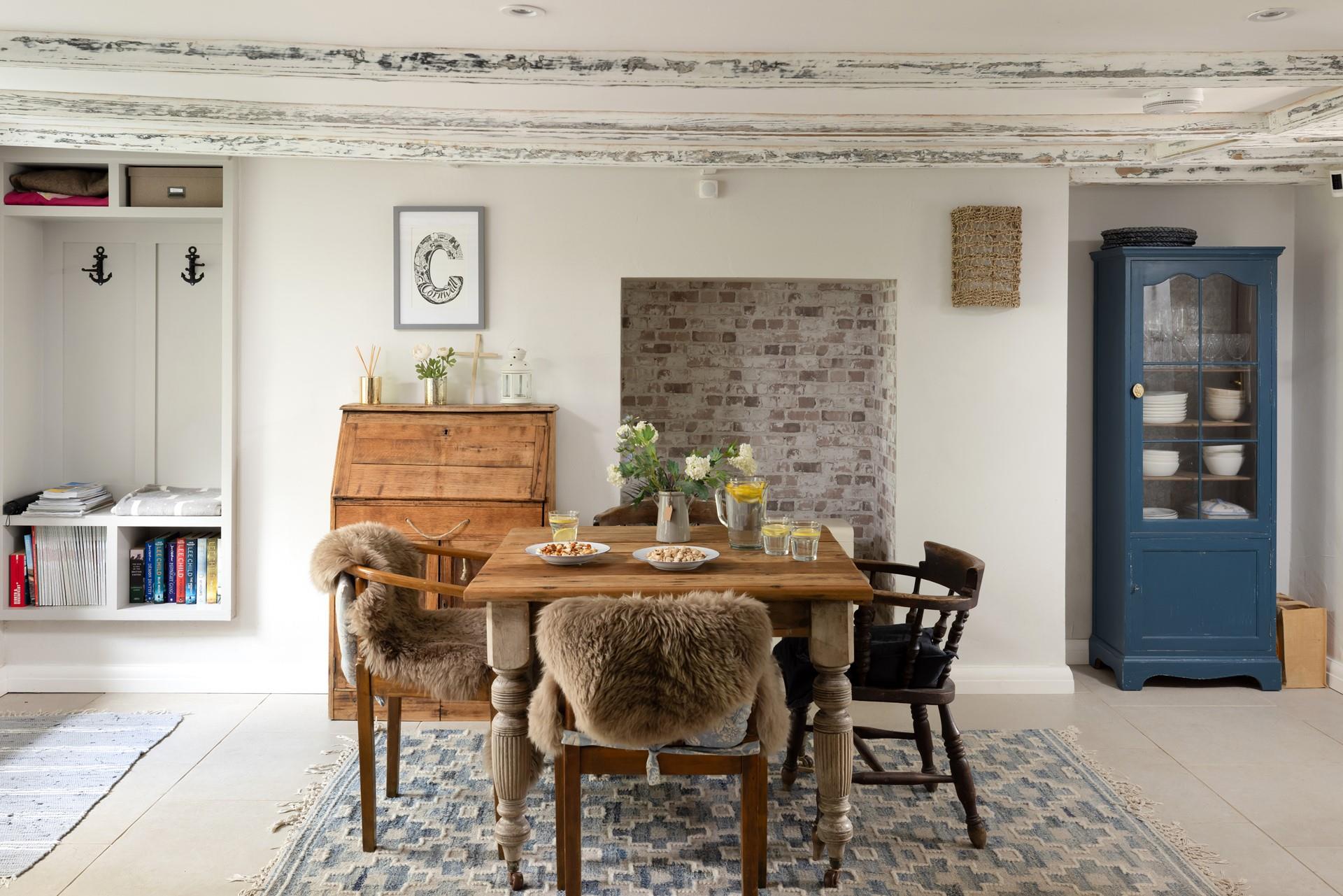 Make family mealtimes special around the beautiful dining table.