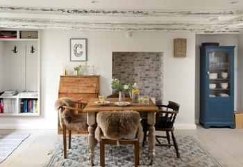 Make family mealtimes special around the beautiful dining table.
