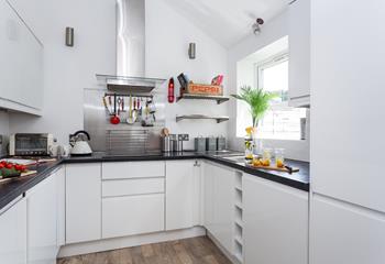 Fully equipped for cooking hearty breakfasts and tasty suppers, the kitchen is modern and sleek.