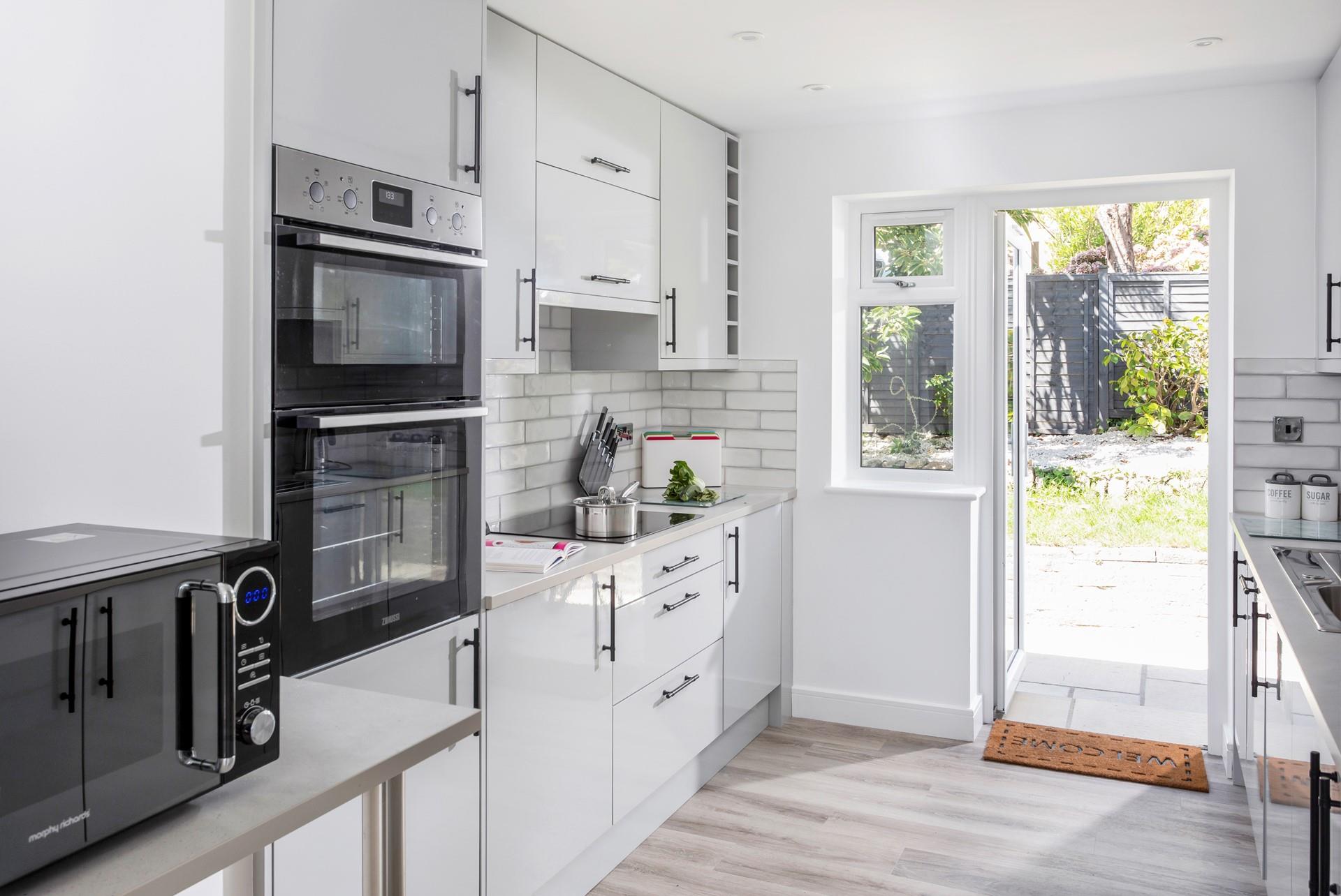 Create delicious dinners, pack a picnic or serve up a local takeaway. 