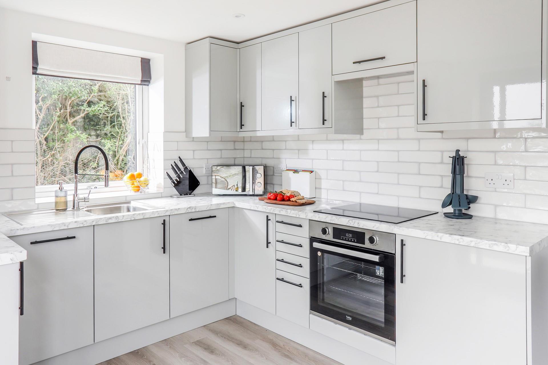 The kitchen is modern and stylish, with all the appliances needed to prepare and cook.