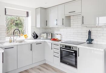 The kitchen is modern and stylish, with all the appliances needed to prepare and cook.
