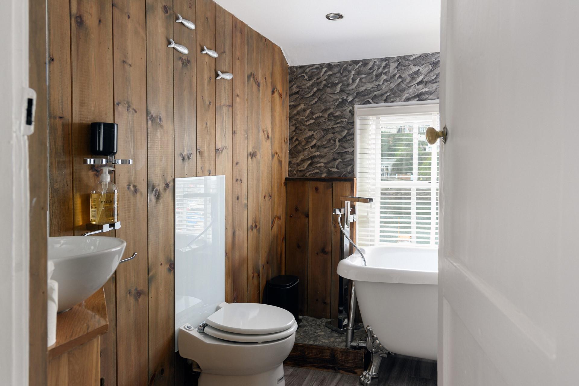 Unwind and relax in the roll-top bath.