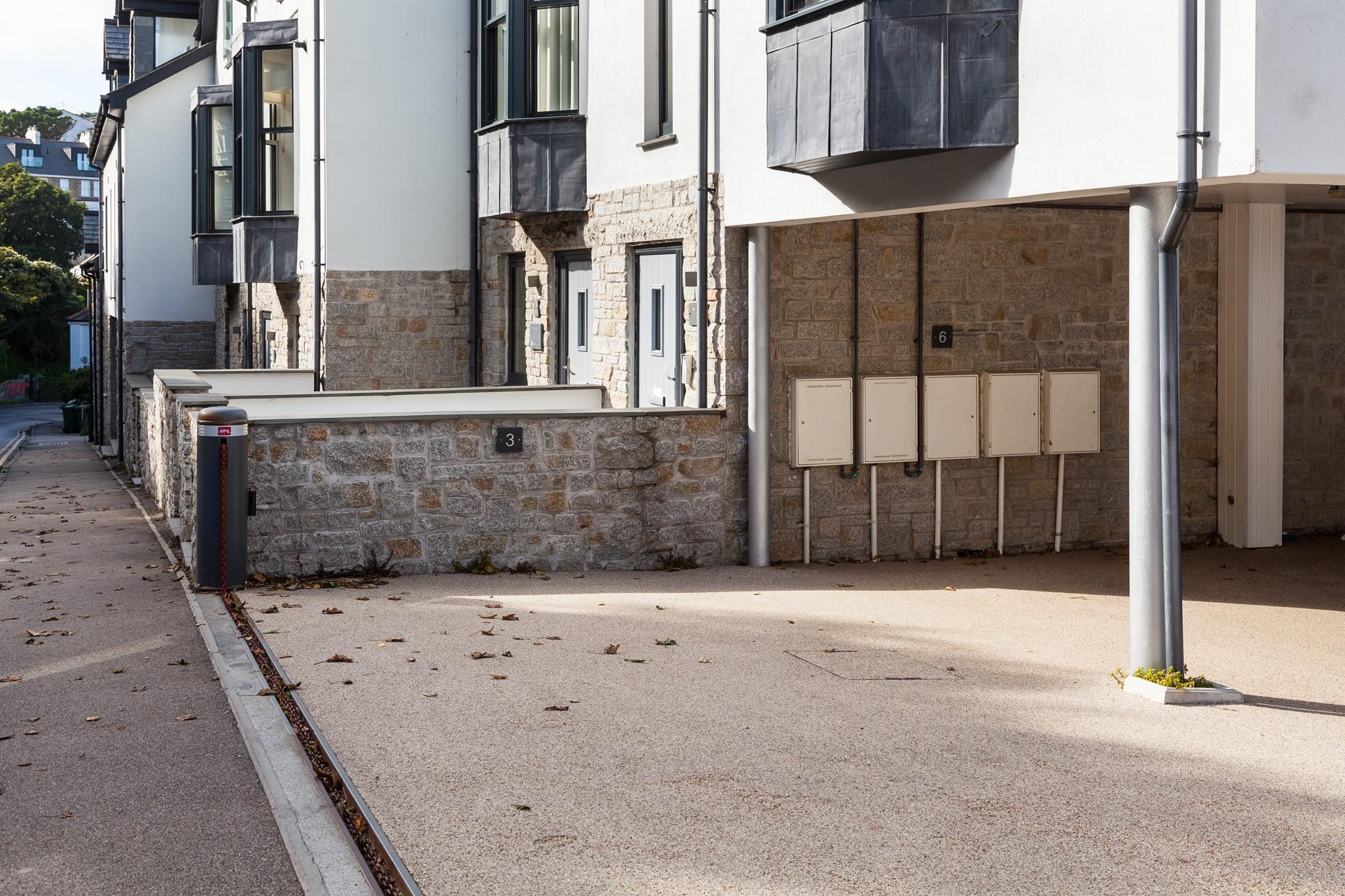 You can walk down to Porthminster beach in 5 minutes from Dunlin.