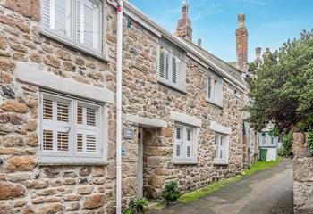 Pilot's Cottage is located down a quaint lane in the lovely village of Mousehole.