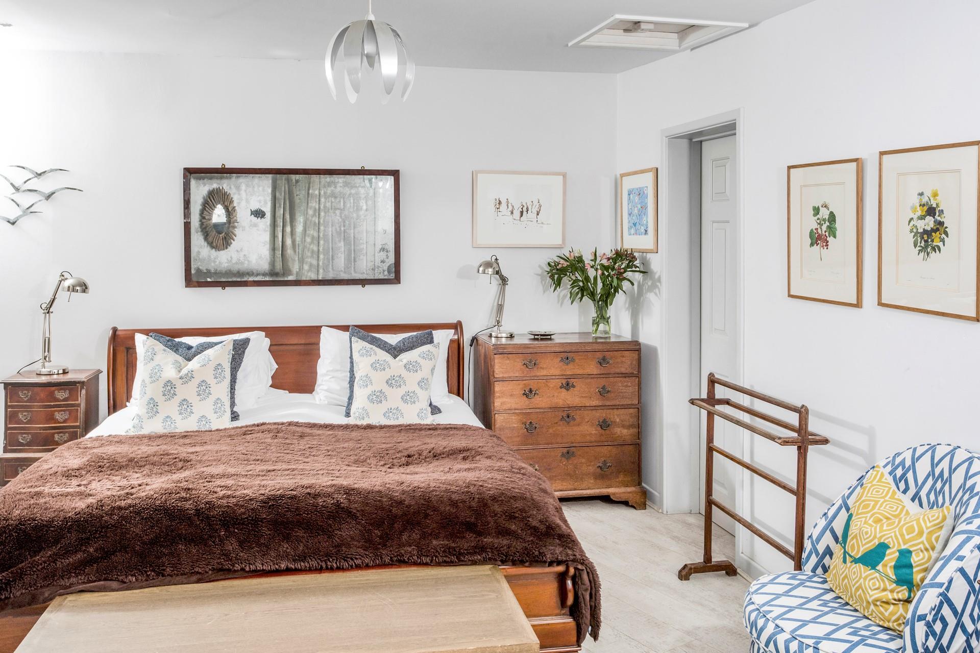 Enjoy a comfortable night's sleep in the cosy king size bed.