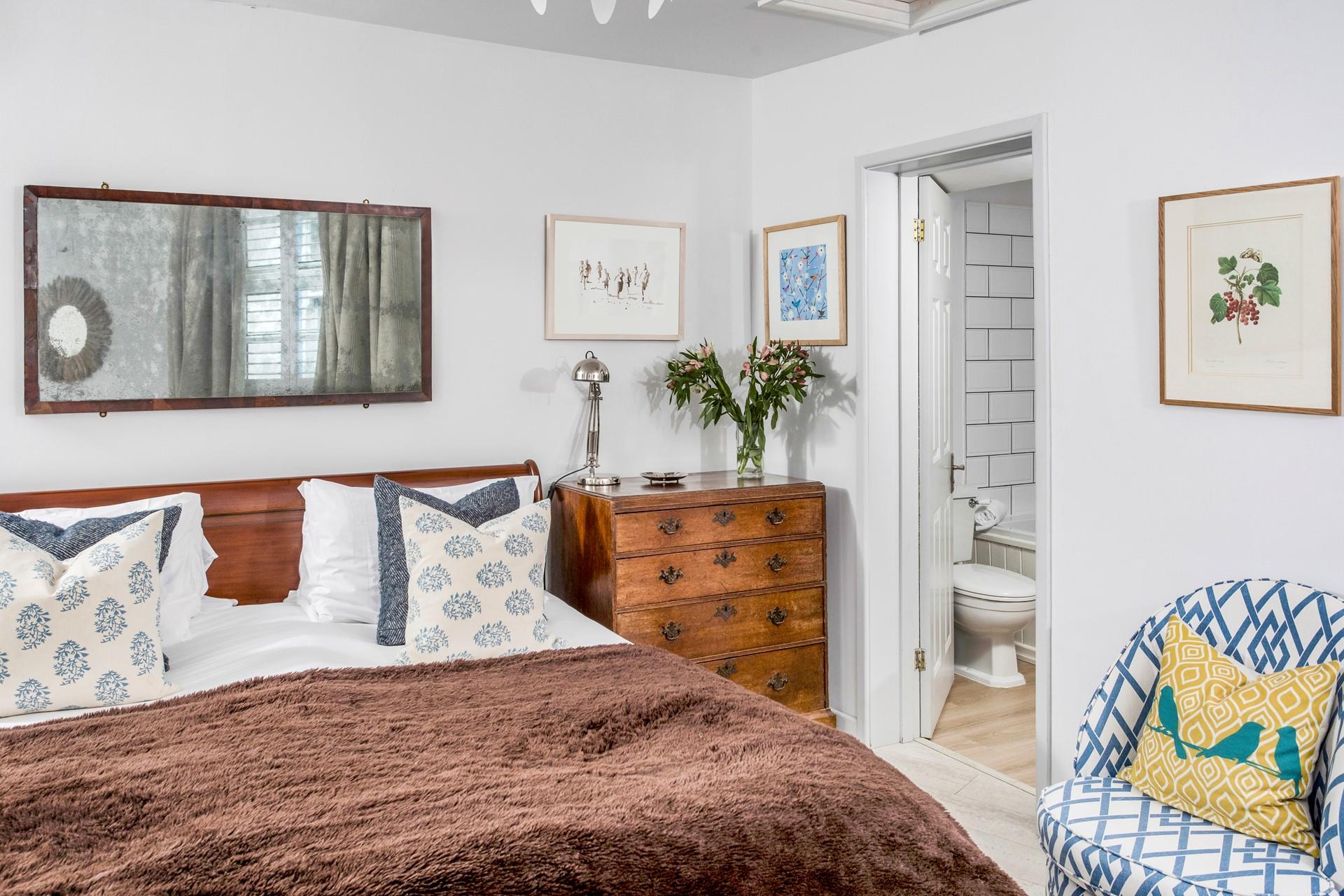 Wake up and wander into the en suite to get ready for the day.